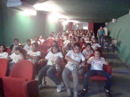 Alunos Escola Municipal Uberaba assistindo o Filme  Parangolé