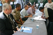 Mutuários do 2º módulo do Residencial Tancredo Neves começam a assinar contratos